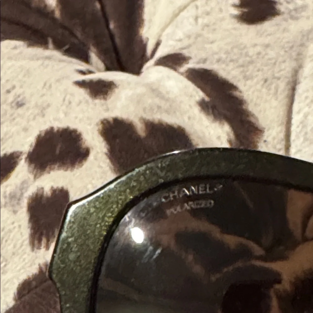 Chanel Pilot Polarized aviator sunglasses in quilted leather case - Picture 14 of 14